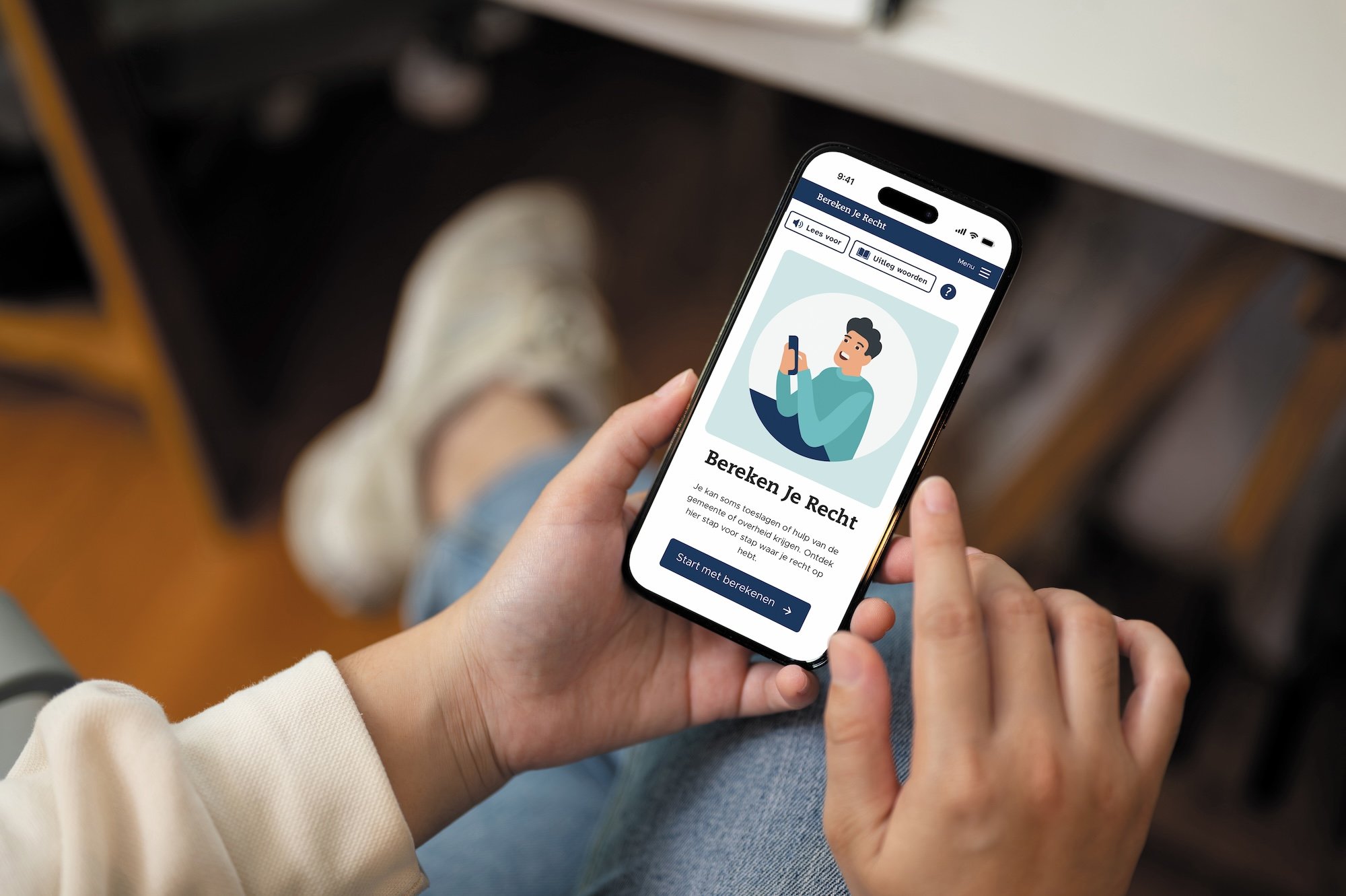 Bereken je recht afbeelding vrouw met telefoon in handen