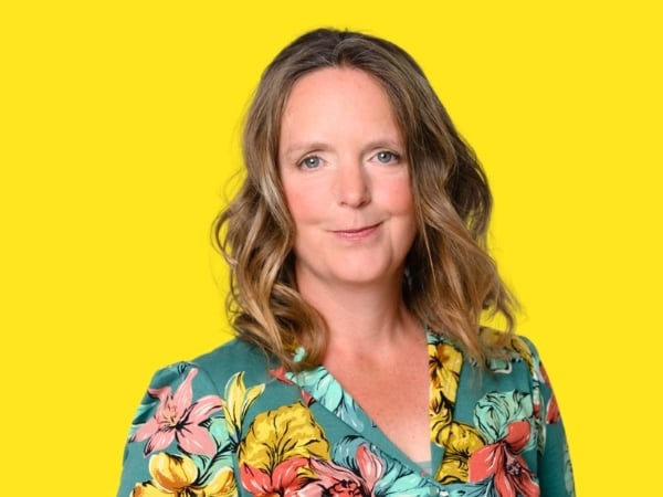 Eva Labrujère met gele achtergrond