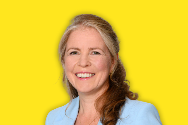 Evelien Meester Portret - Geel Achtergrond