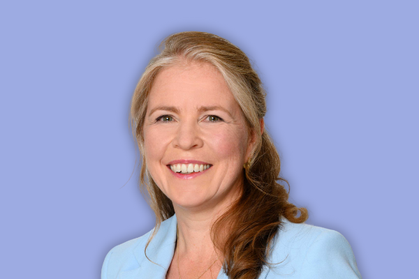 Evelien Meester Portret - Lila Achtergrond