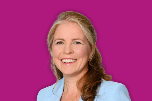 Evelien Meester Portret - Paars Achtergrond