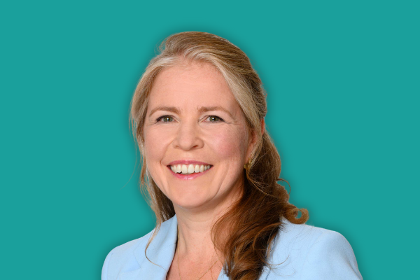 Evelien Meester Portret - Turquoise Achtergrond