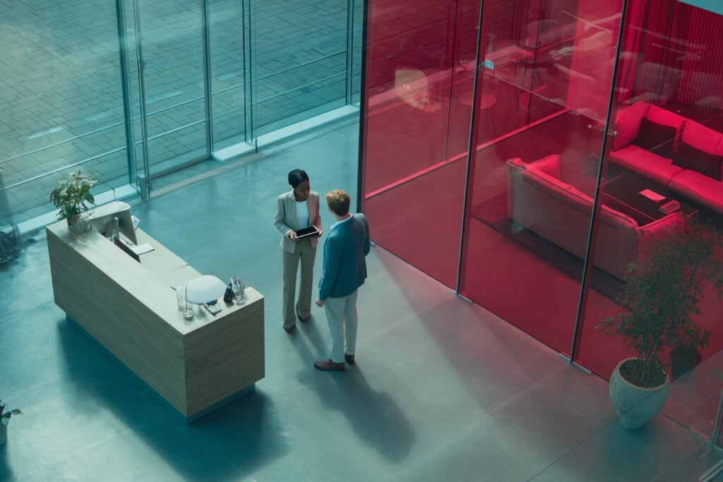 werkoverleg tussen twee collega's