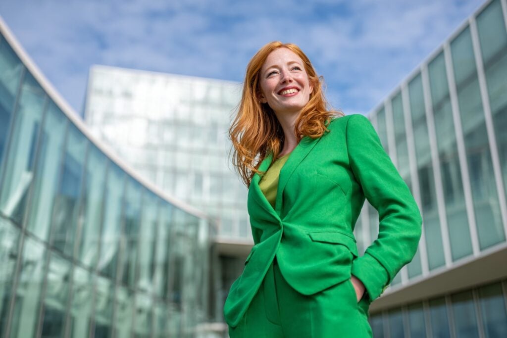 Vrouw in het Groen voor gemeentehuis - advies