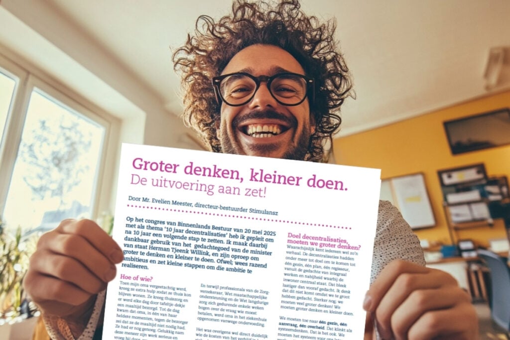 Man houdt het whitepaper Groter denken, kleiner doen,. vast