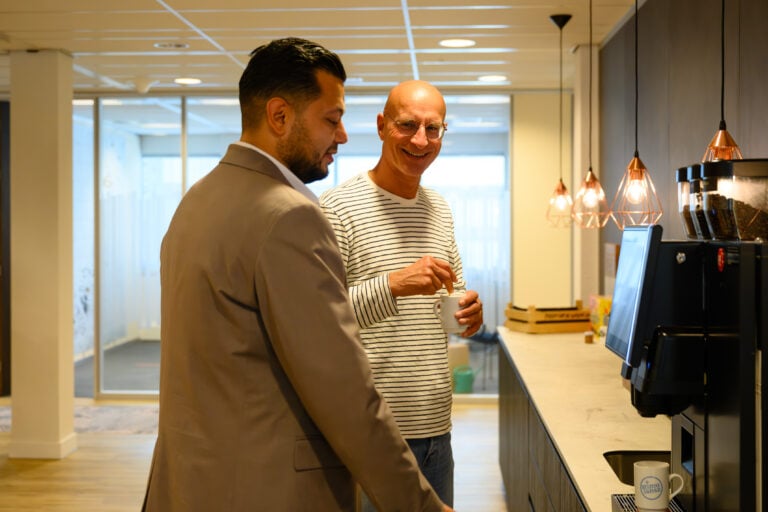 collega's bij de koffiemachine