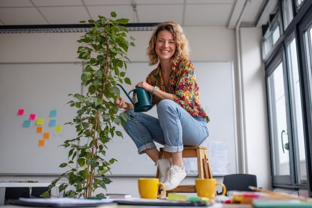 grow mindset, vrouw geeft plant water in trainingszaal