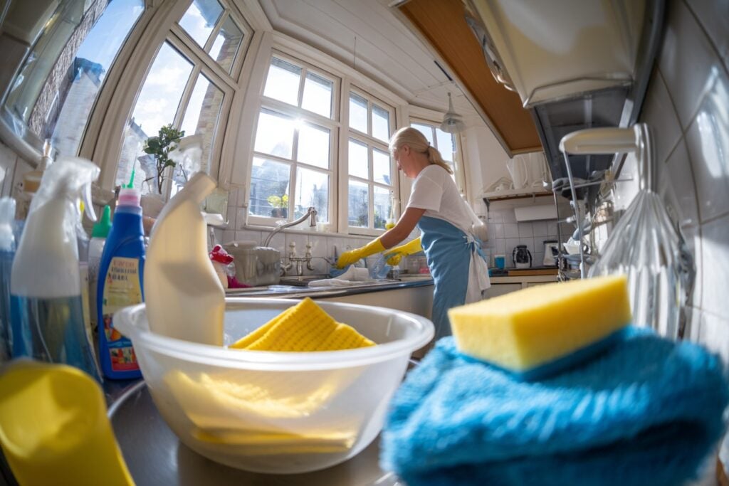 hulp in de huishouding - schoonmaker doet afwas