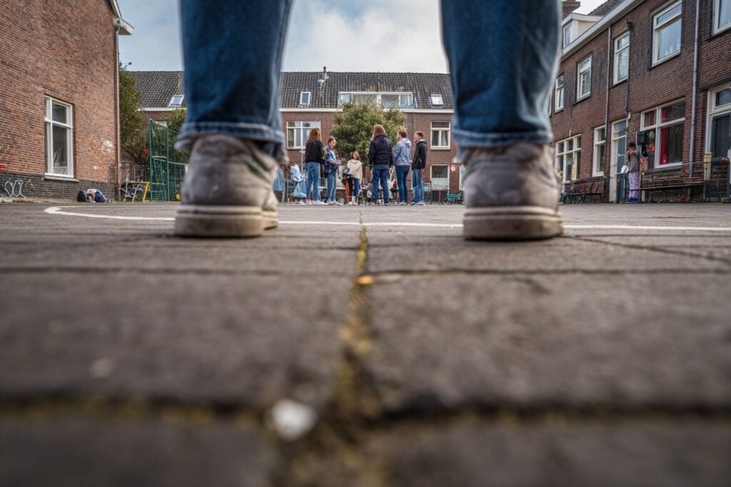 kinderen op schoolplein - kind mag niet meedoen