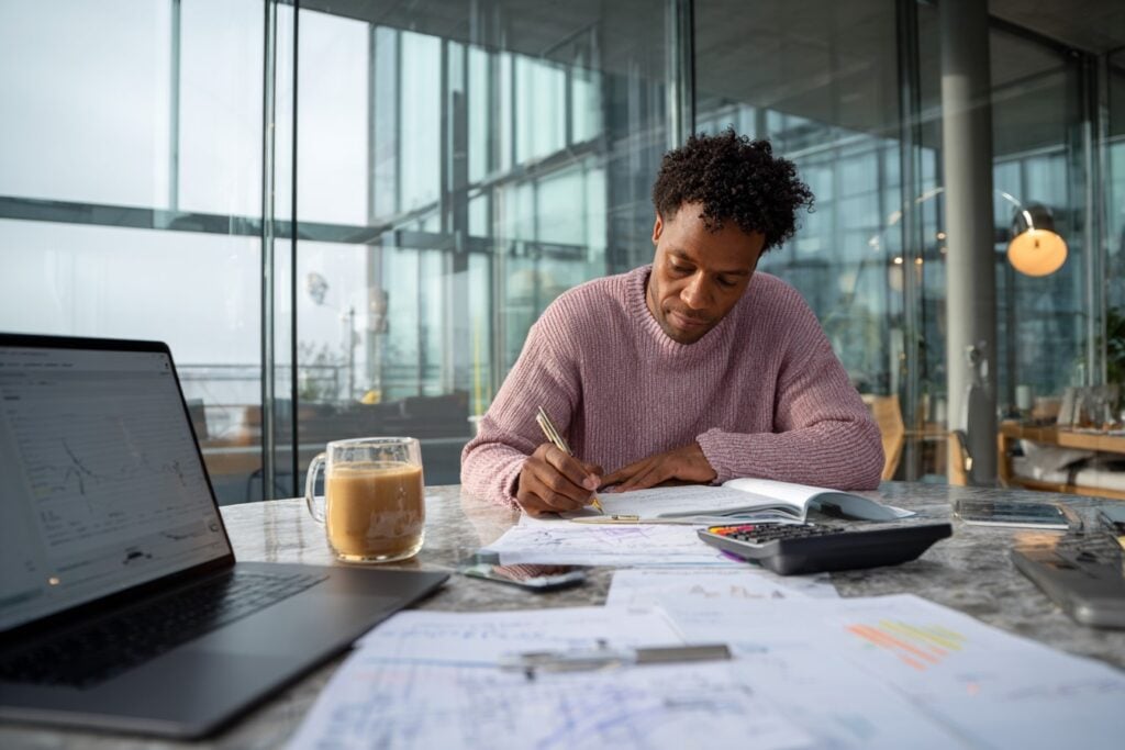 man maakt berekening, begroting, rapportage