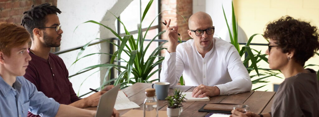 man wearing white long sleeved shirt holding black pen 3182781 kopie