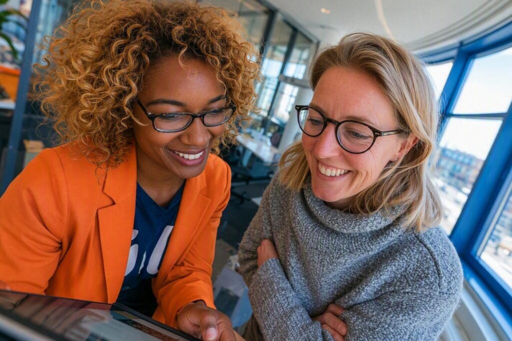 schuldhulp lvb licht verstandelijke beperking vrouw tablet kantoor samen merkkleuren