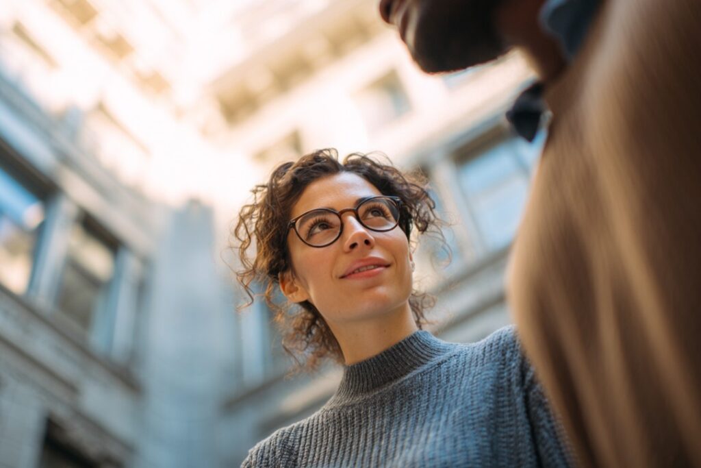 twee mensen gesprek open diversiteit hulp licht contrast