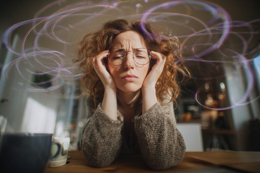 vrouw met stress, menselijke brein, overspannen, mentale druk