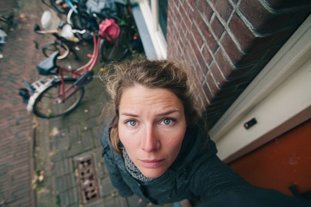 vrouw voor haar huis