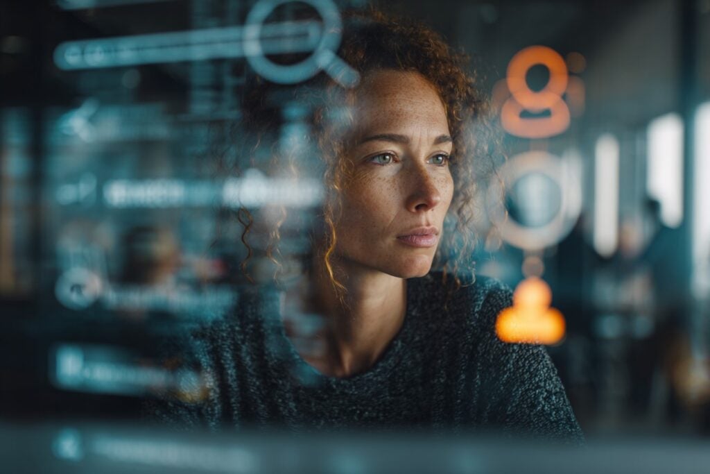 vrouw zoekt op internet