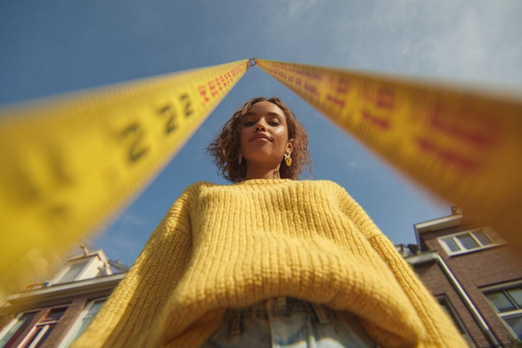 woman tape yellow outside effect meten